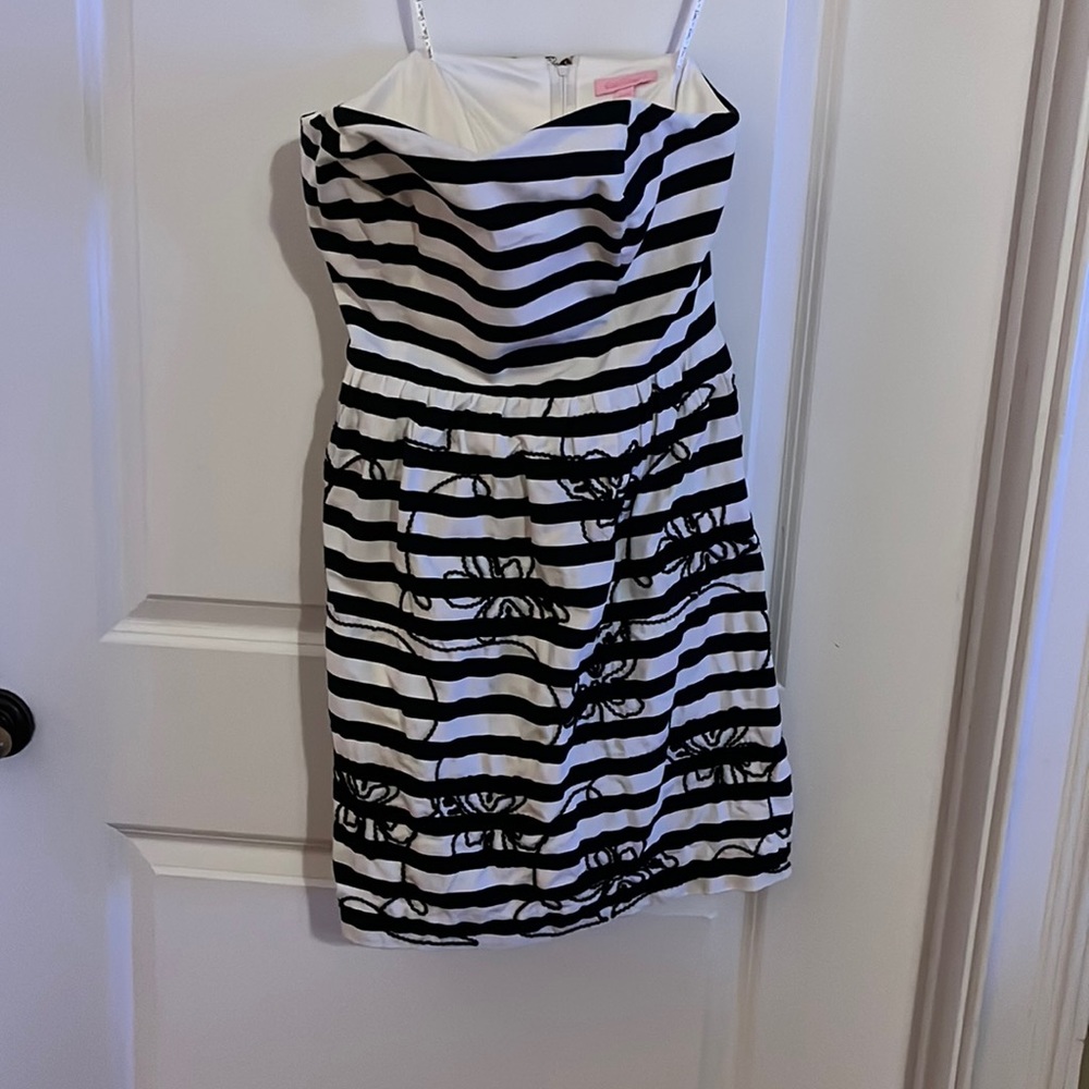 Lillly Pulitzer size 6 strapless dress. Fits like a size 4